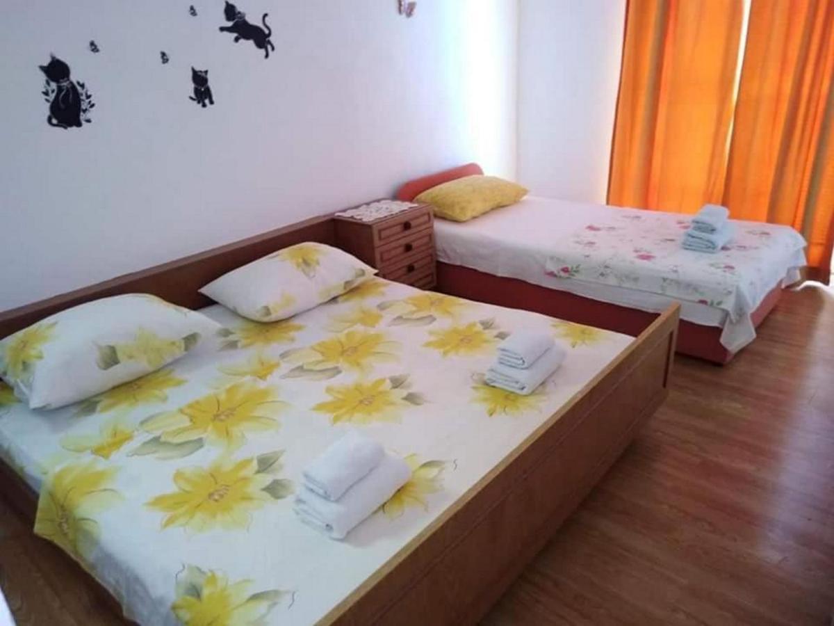 Apartments Miocic Ražanac Eksteriør bilde