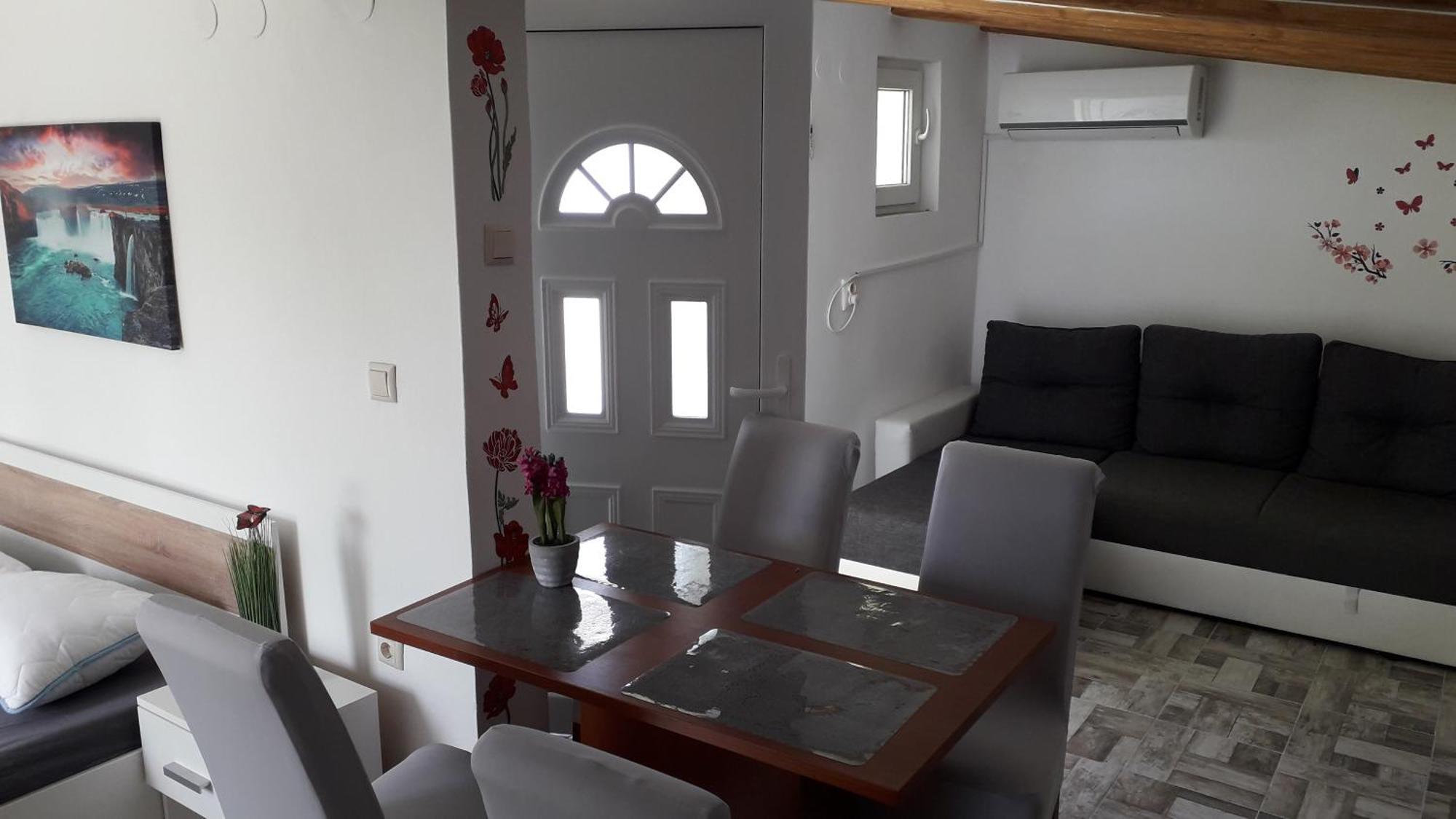 Apartments Miocic Ražanac Eksteriør bilde