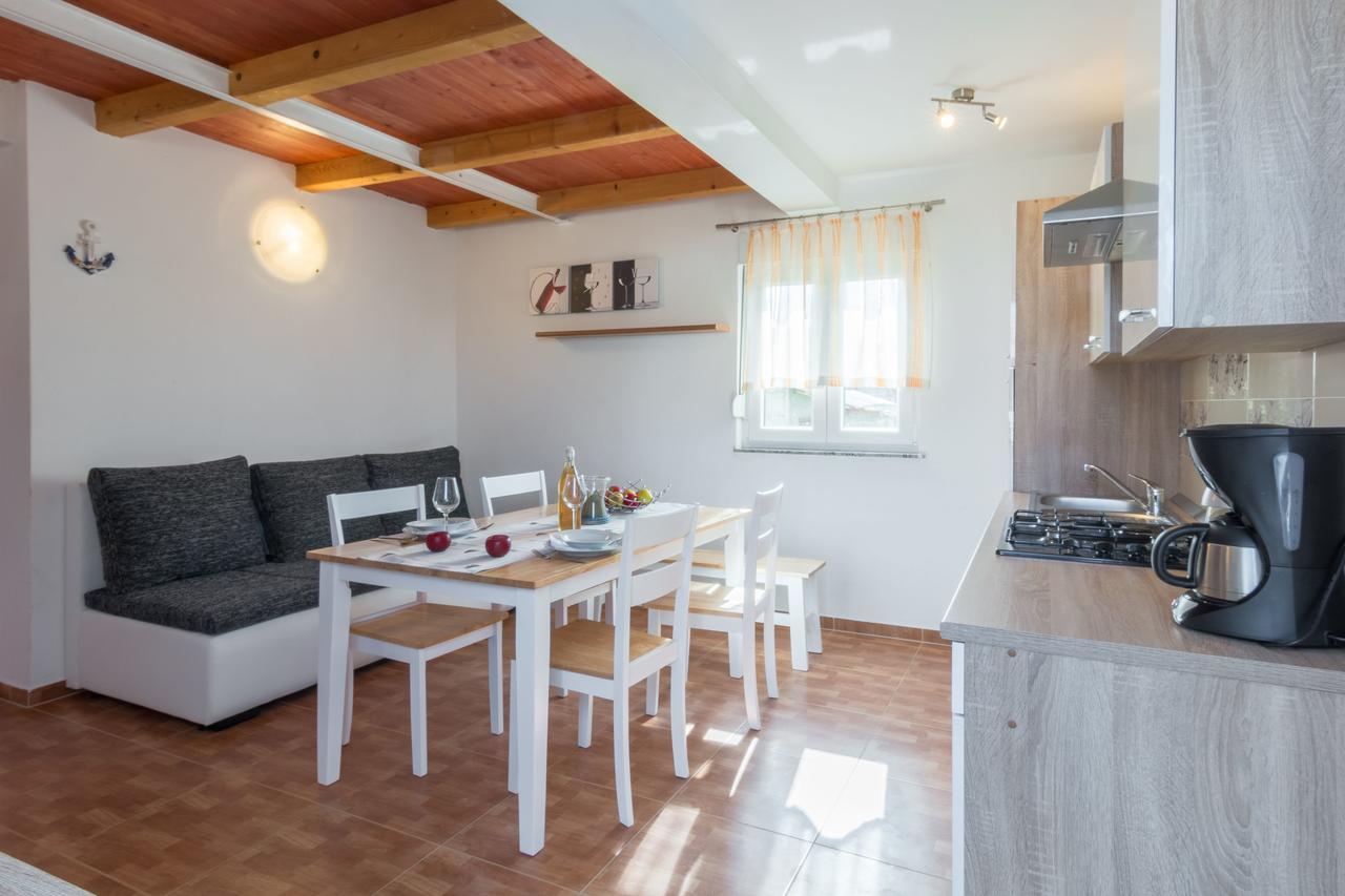 Apartments Miocic Ražanac Eksteriør bilde