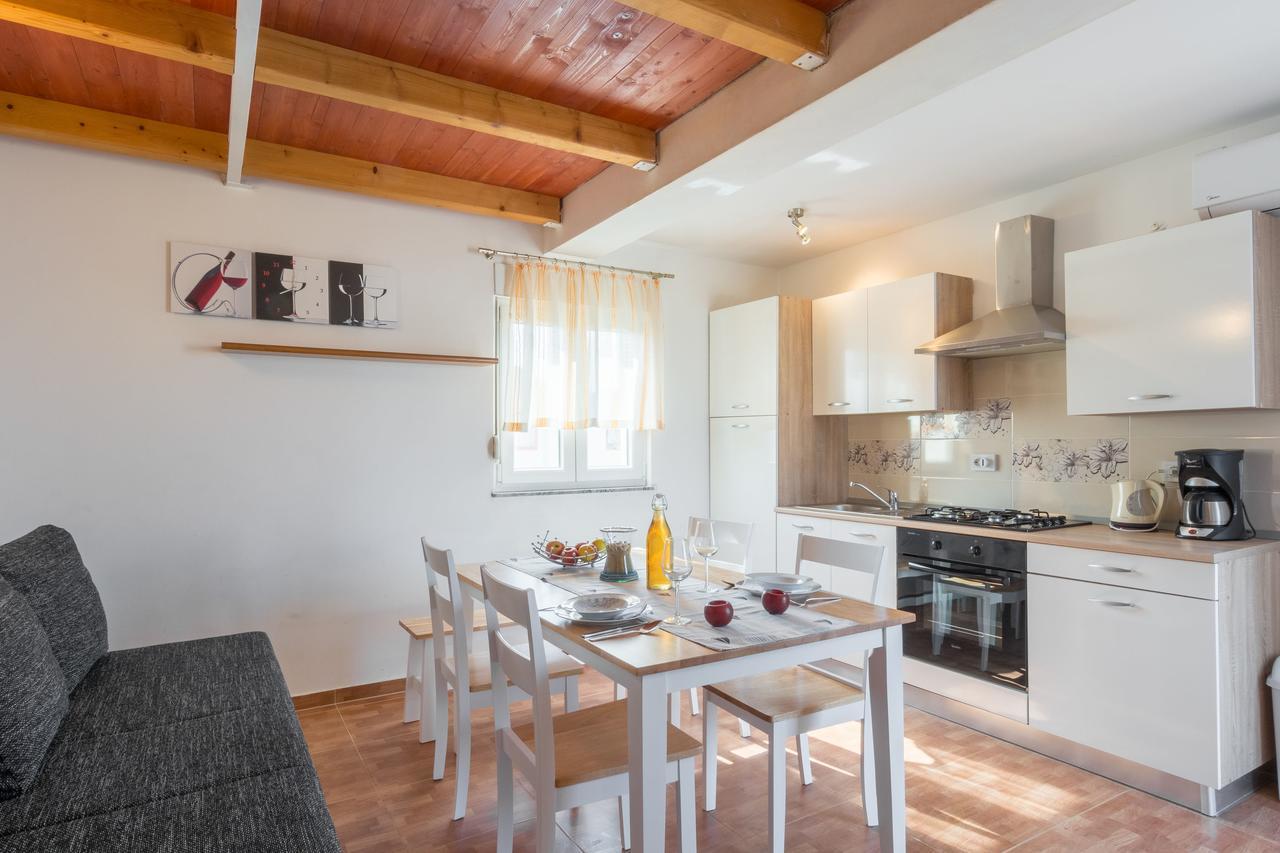 Apartments Miocic Ražanac Eksteriør bilde
