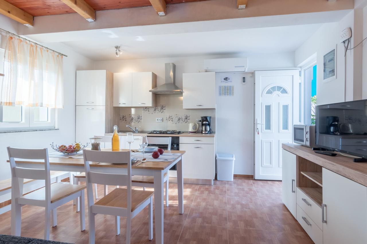 Apartments Miocic Ražanac Eksteriør bilde