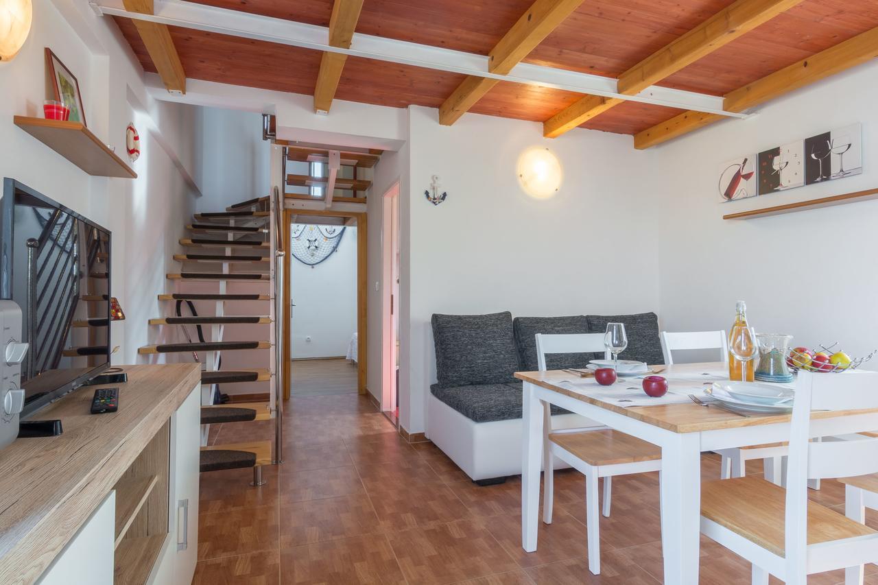 Apartments Miocic Ražanac Eksteriør bilde